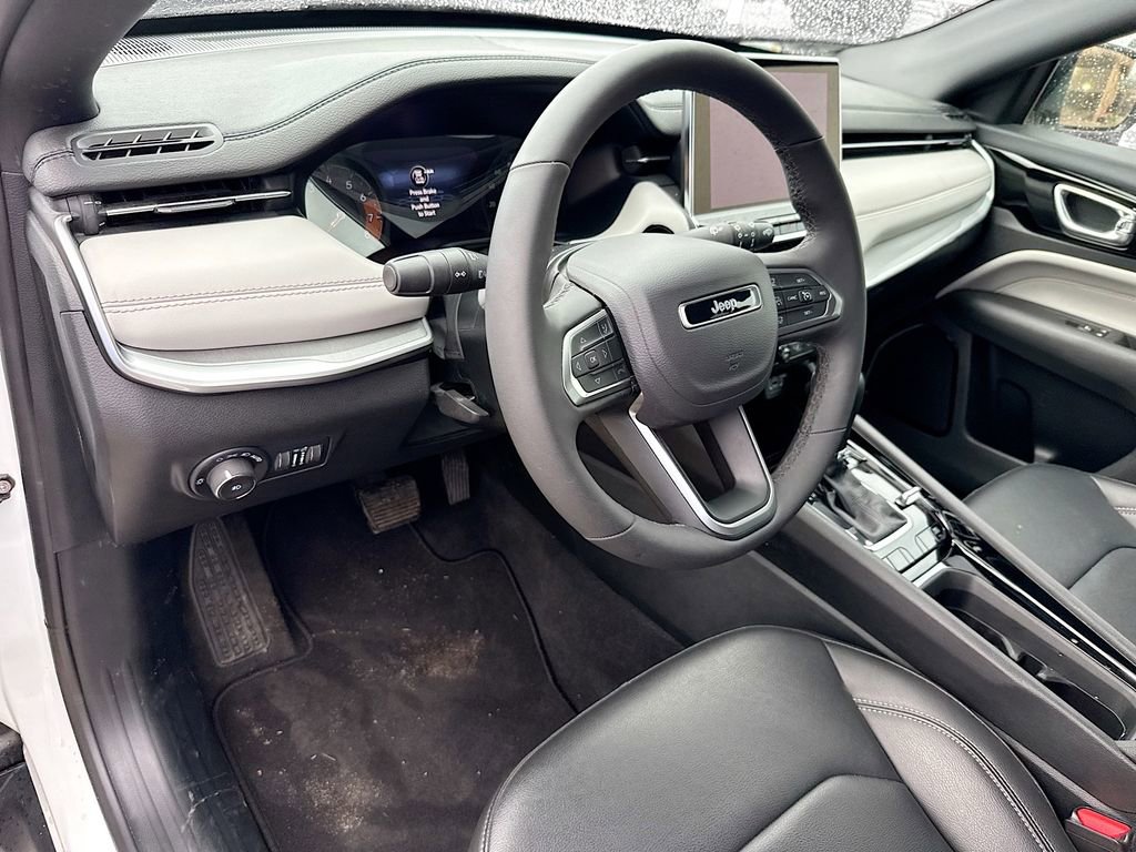 Used 2025 Jeep Compass Limited image 10