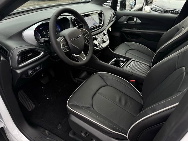 New 2026 Chrysler Pacifica Limited w/ Uconnect Theater Family Group image 17