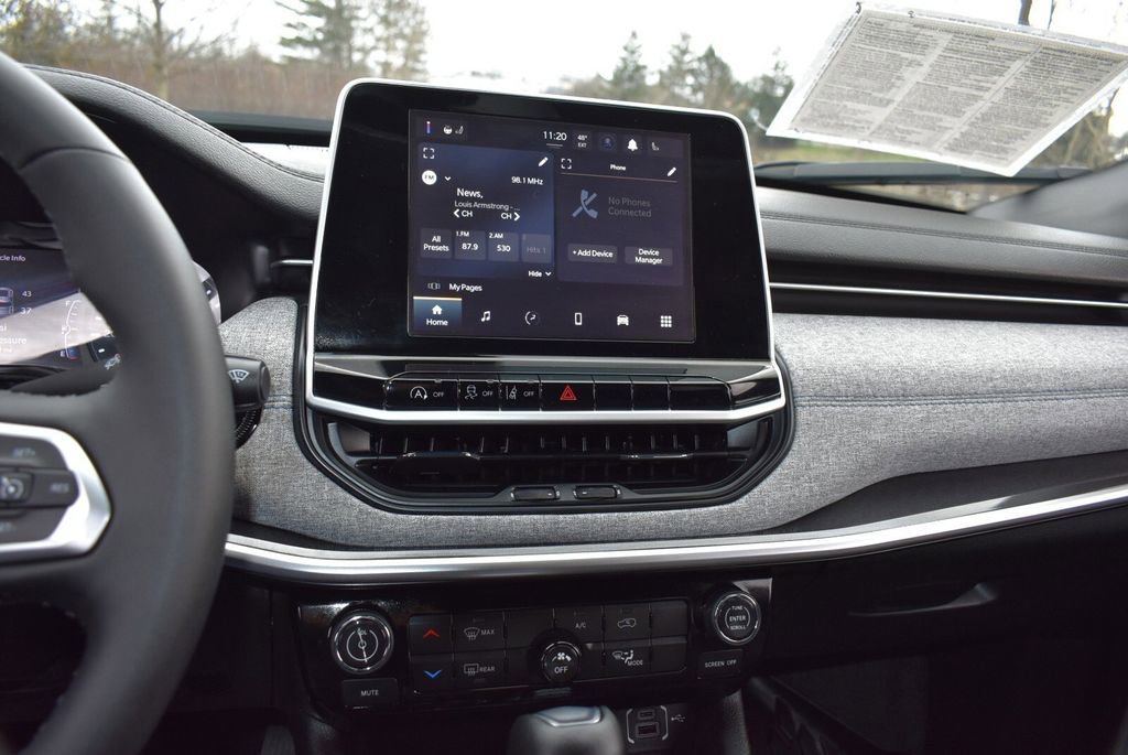 Used 2025 Jeep Compass Latitude image 12