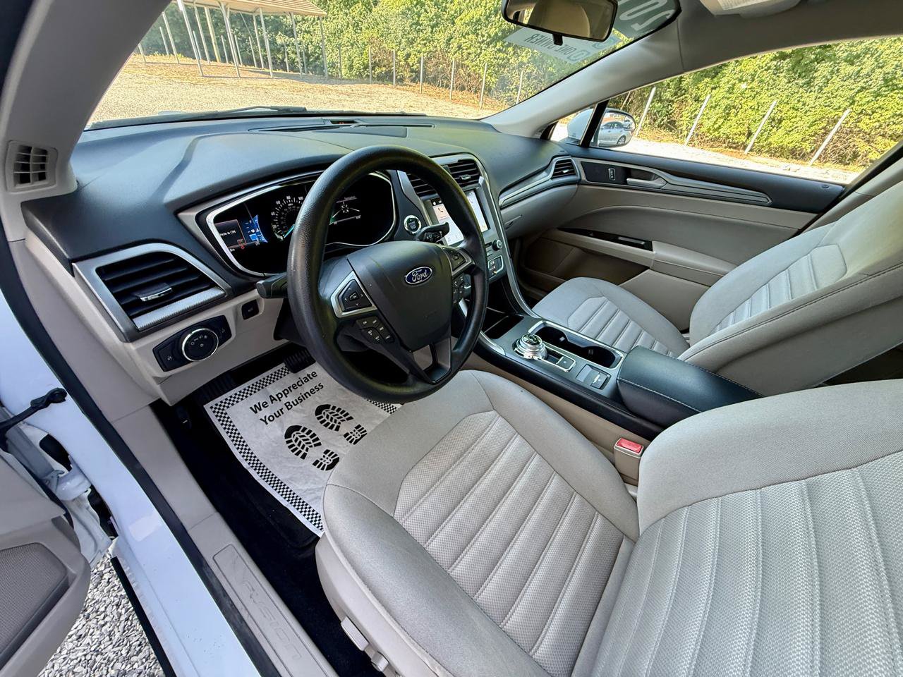 Used 2017 Ford Fusion SE w/ Fusion SE Technology Package FWD image 23