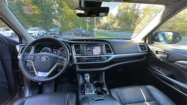 Used 2017 Toyota Highlander Limited image 9