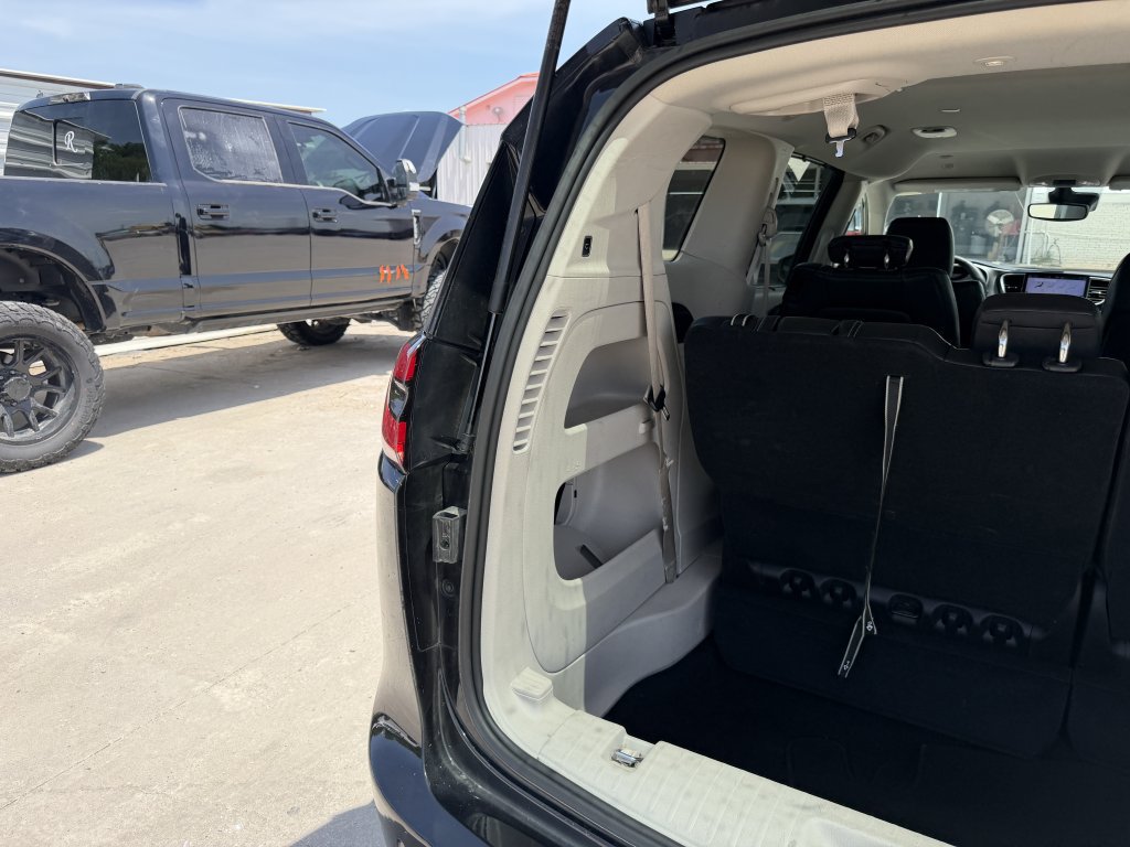 Used 2024 Chrysler Pacifica Touring-L FWD image 5