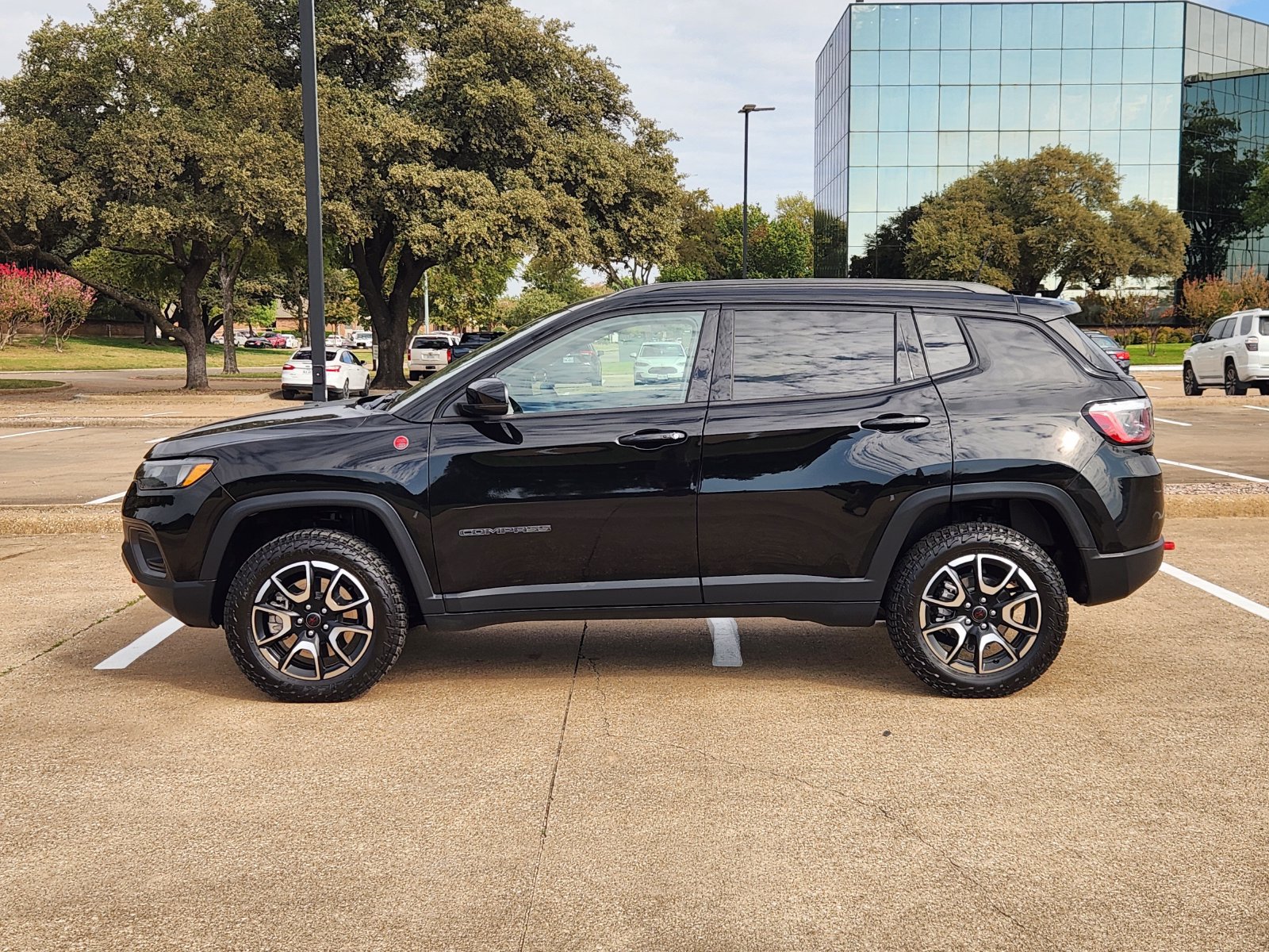 Used 2025 Jeep Compass Trailhawk AWD/4WD image 3