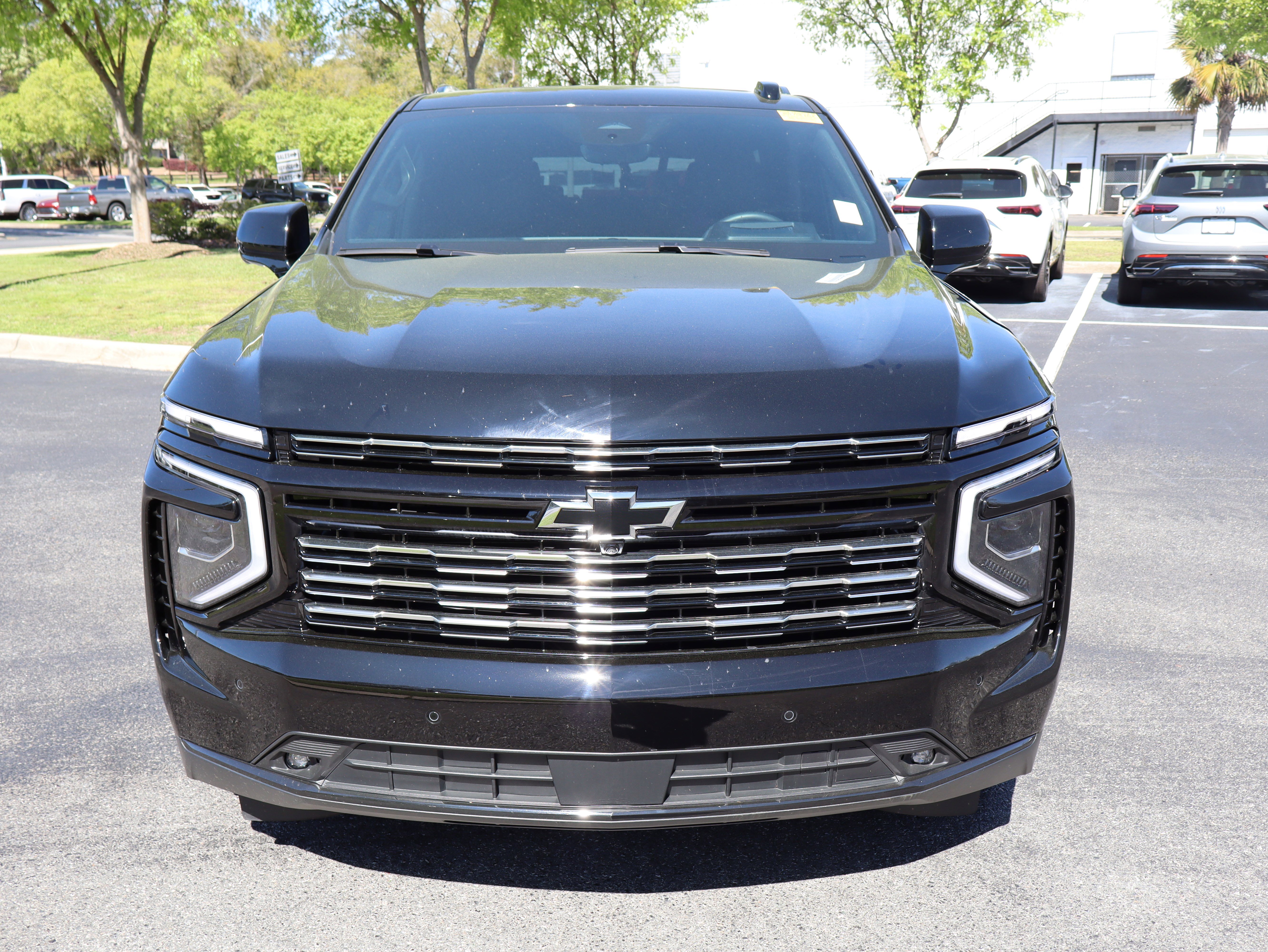 Used 2025 Chevrolet Tahoe High Country AWD/4WD image 3