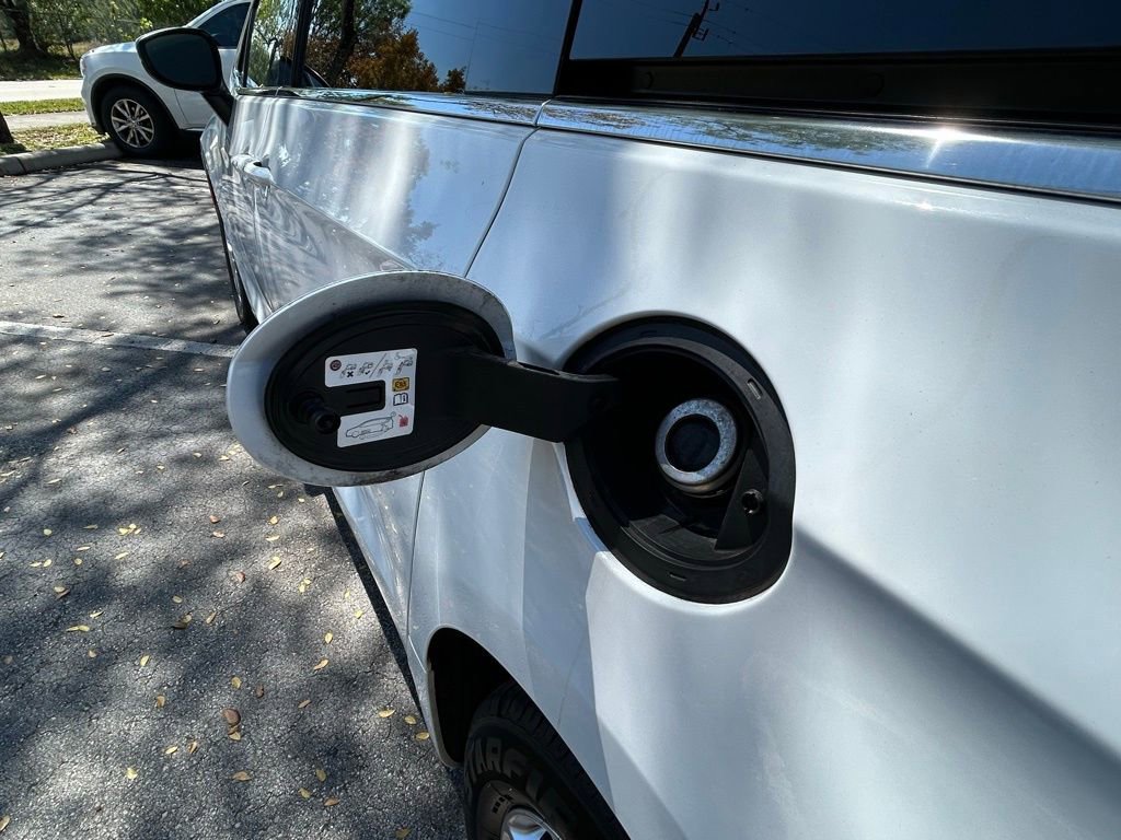 Used 2023 Chrysler Pacifica Touring-L image 42