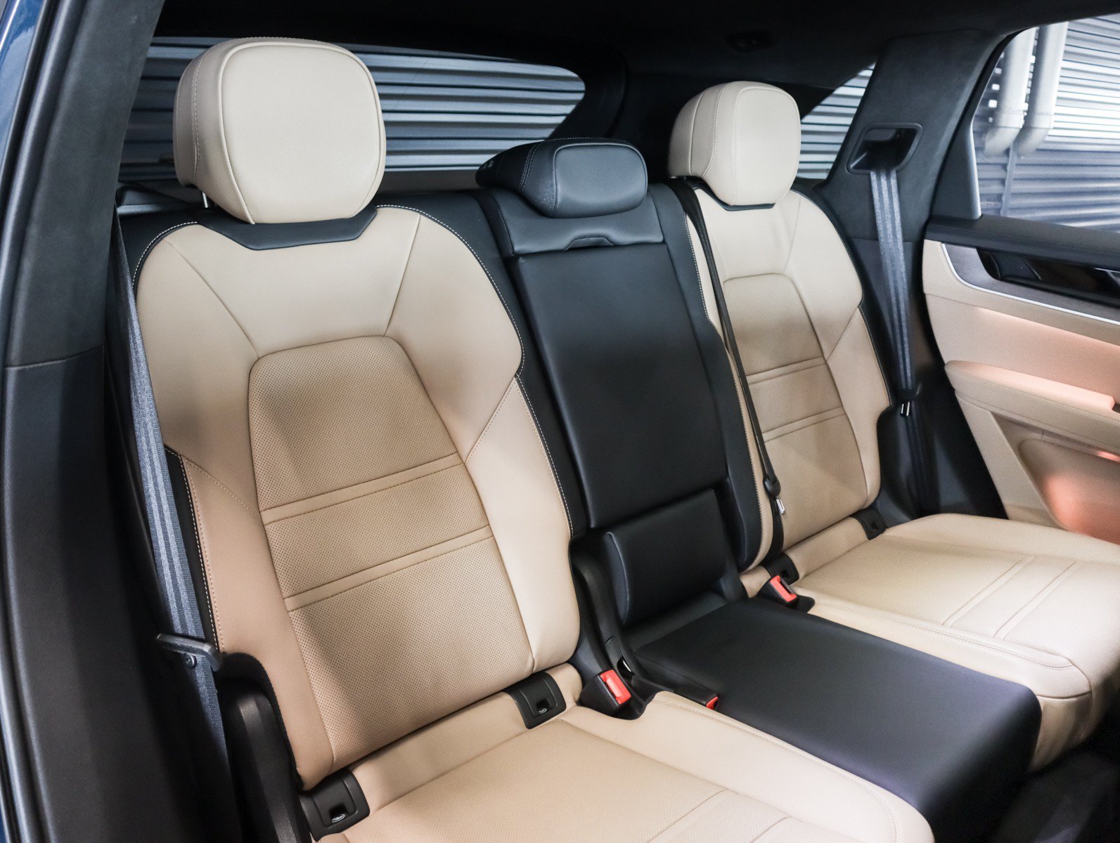 Certified 2024 Porsche Cayenne Turbo AWD/4WD image 6