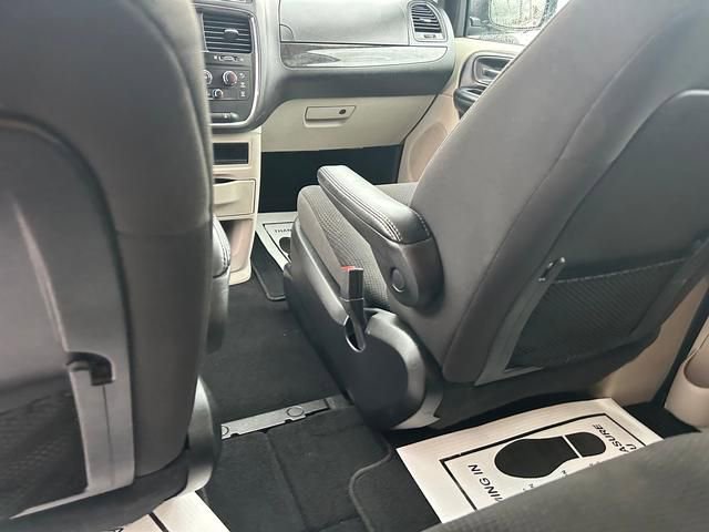 Used 2019 Dodge Grand Caravan SE w/ UConnect Hands-Free Group image 15
