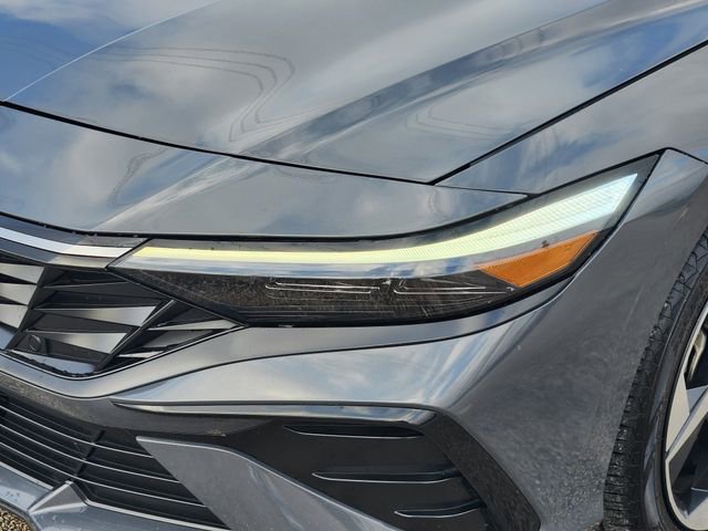 Used 2025 Hyundai Elantra SEL image 9