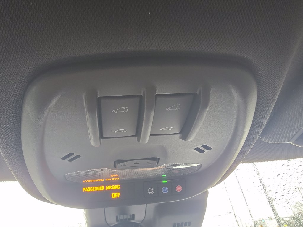 Used 2025 Chevrolet Trax RS w/ Sunroof Package FWD image 34