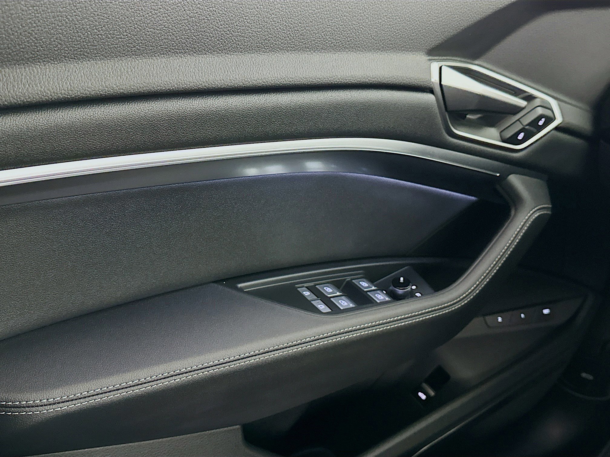 Used 2024 Audi Q8 e-tron Premium Plus w/ Premium Plus Package image 15