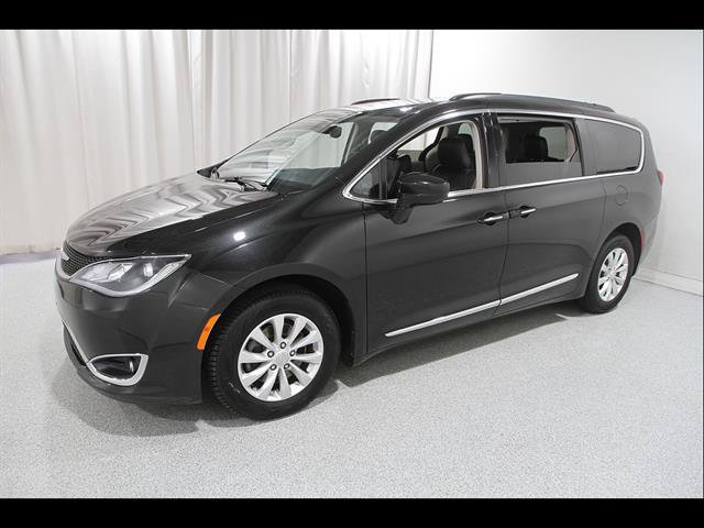 Used 2017 Chrysler Pacifica Touring-L FWD image 3