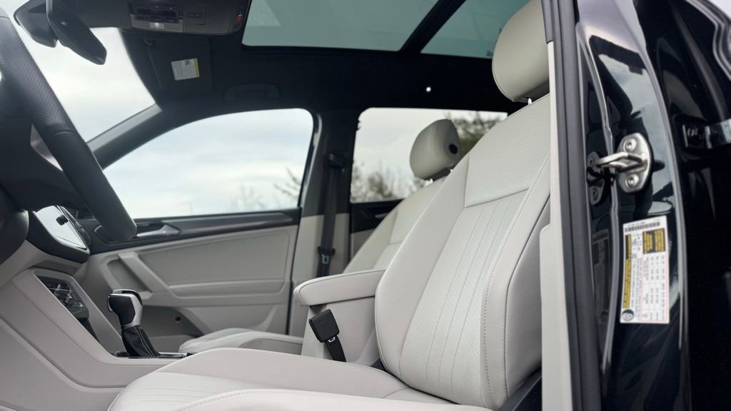 Used 2023 Volkswagen Tiguan SE R-Line image 18