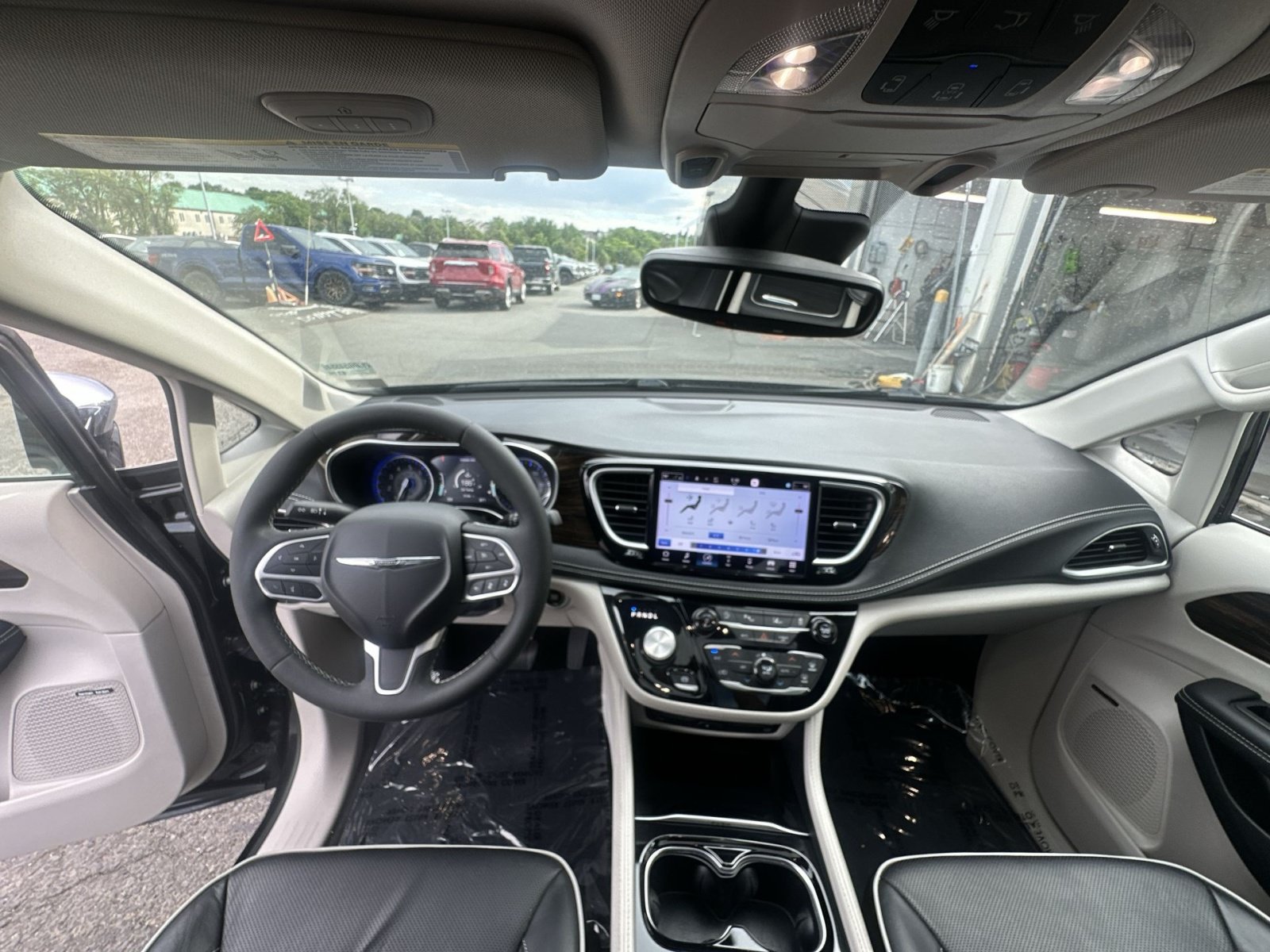 Used 2023 Chrysler Pacifica Limited w/ Uconnect Theater Family Group AWD/4WD image 31