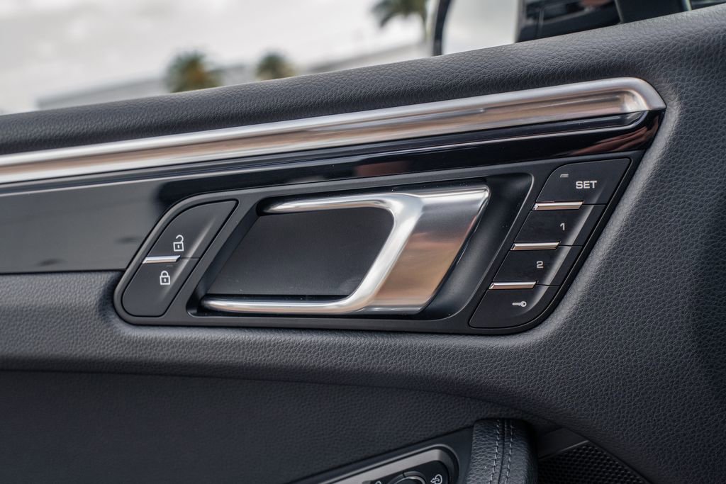 Used 2022 Porsche Macan image 18