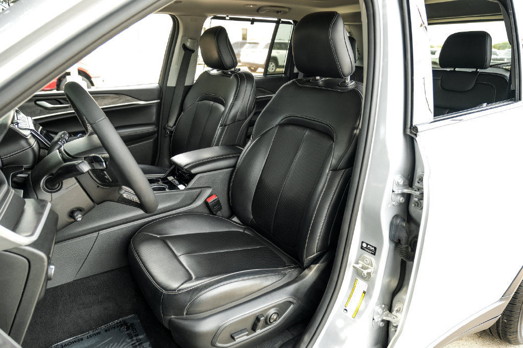 Used 2023 Jeep Grand Cherokee Limited w/ Luxury Tech Group II AWD/4WD image 8