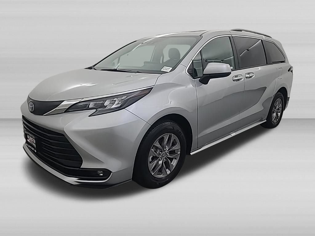 Used 2025 Toyota Sienna XLE FWD image 9
