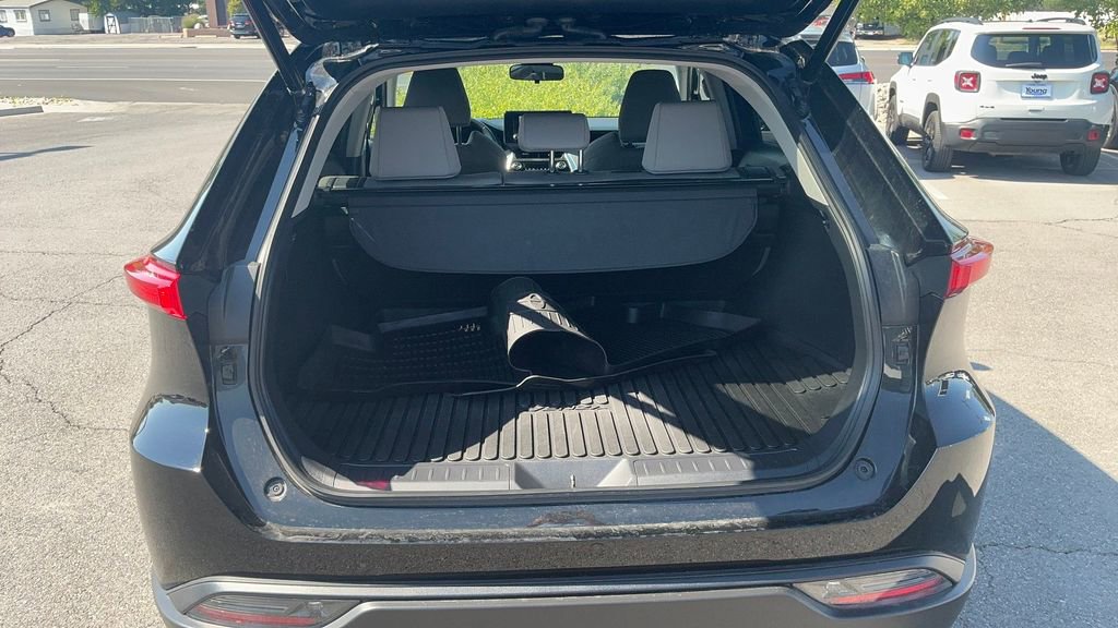 Used 2023 Toyota Venza LE image 3