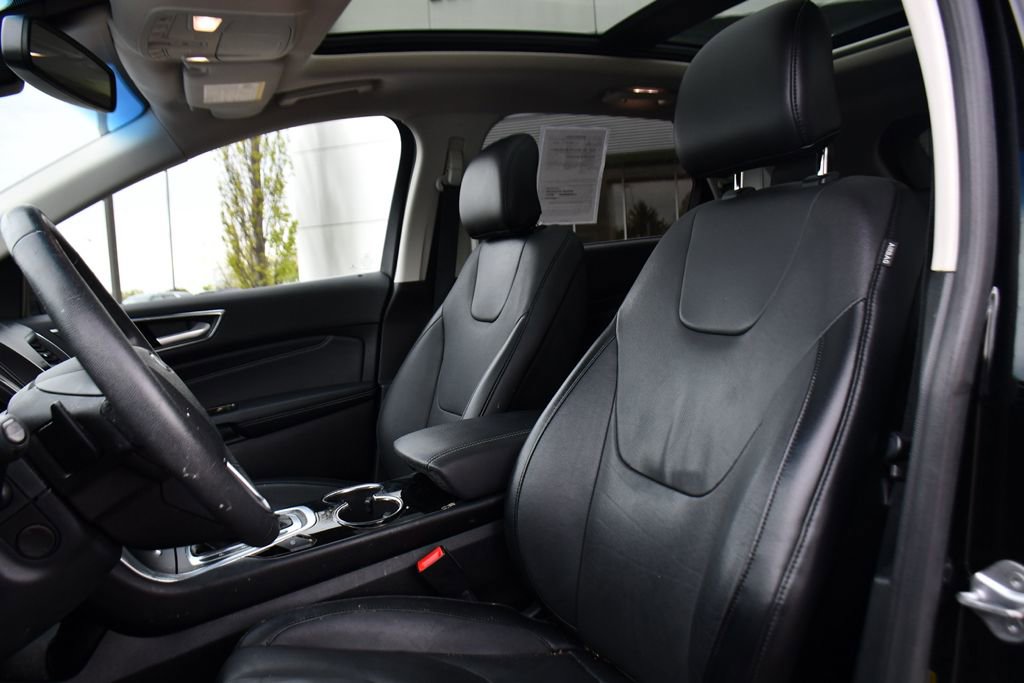 Used 2018 Ford Edge Titanium w/ Equipment Group 302A AWD/4WD image 12