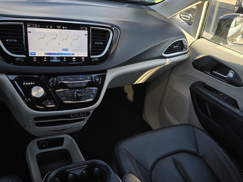 Used 2024 Chrysler Pacifica Touring-L image 7