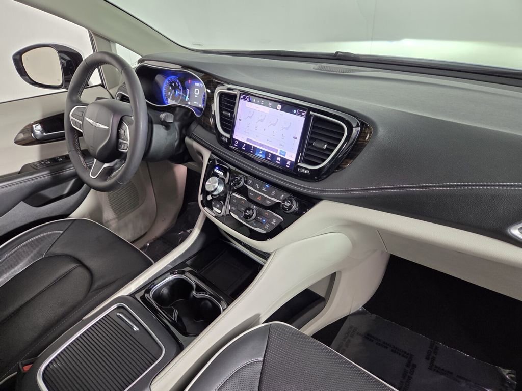 Used 2023 Chrysler Pacifica Limited w/ Uconnect Theater Family Group image 29
