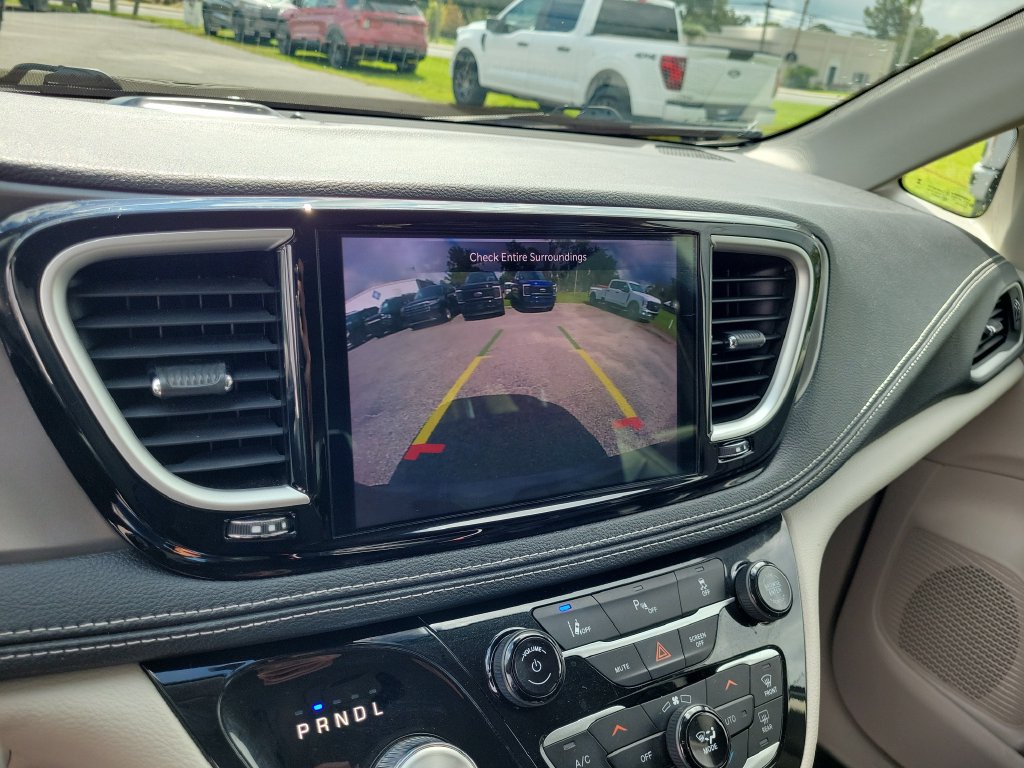 Used 2023 Chrysler Pacifica Touring-L FWD image 35