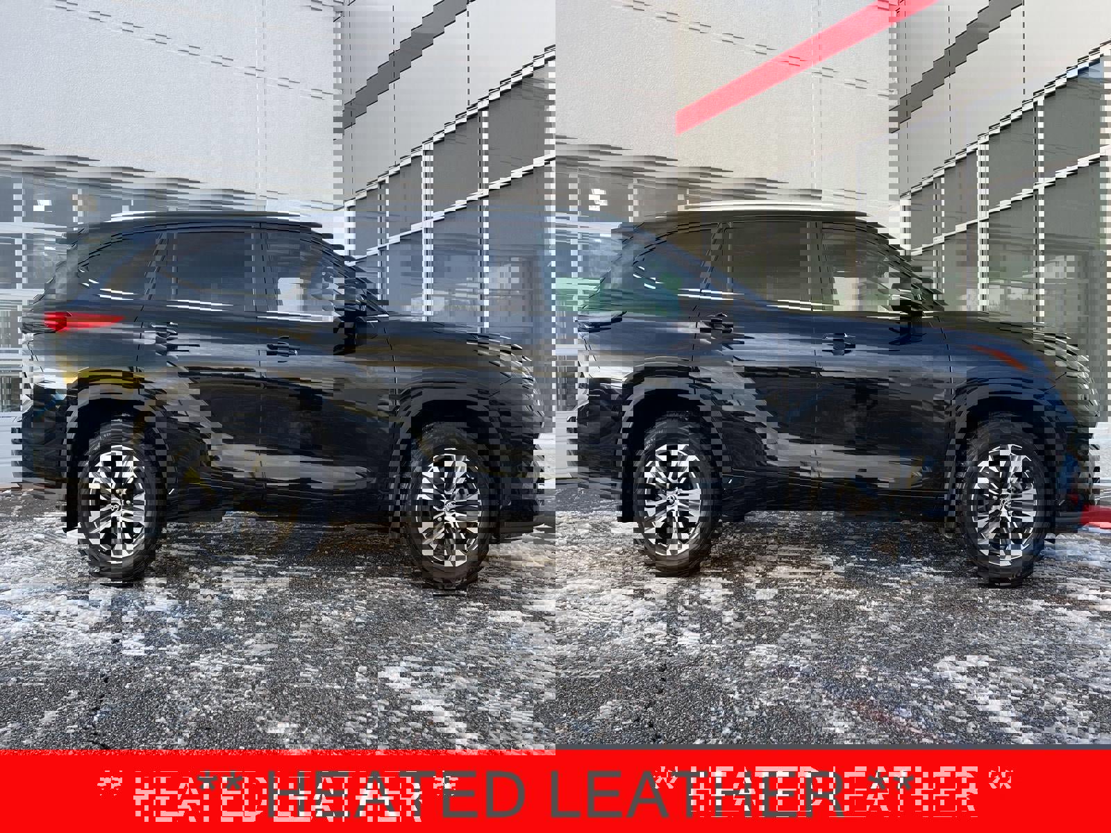 Certified 2023 Toyota Highlander XLE image 1