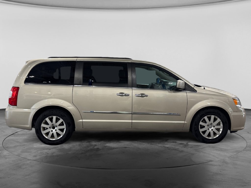 Used 2015 Chrysler Town & Country Touring w/ Driver Convenience Group FWD image 11