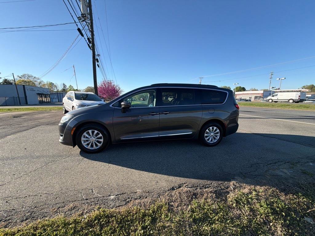Used 2017 Chrysler Pacifica Touring-L image 14