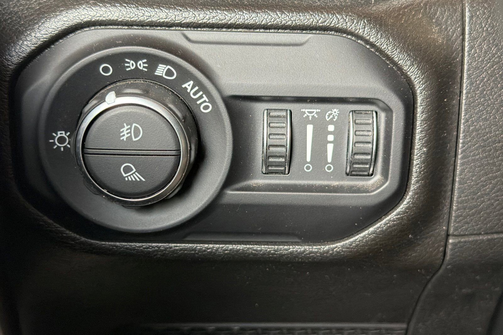 Used 2022 Jeep Gladiator Sport AWD/4WD image 36