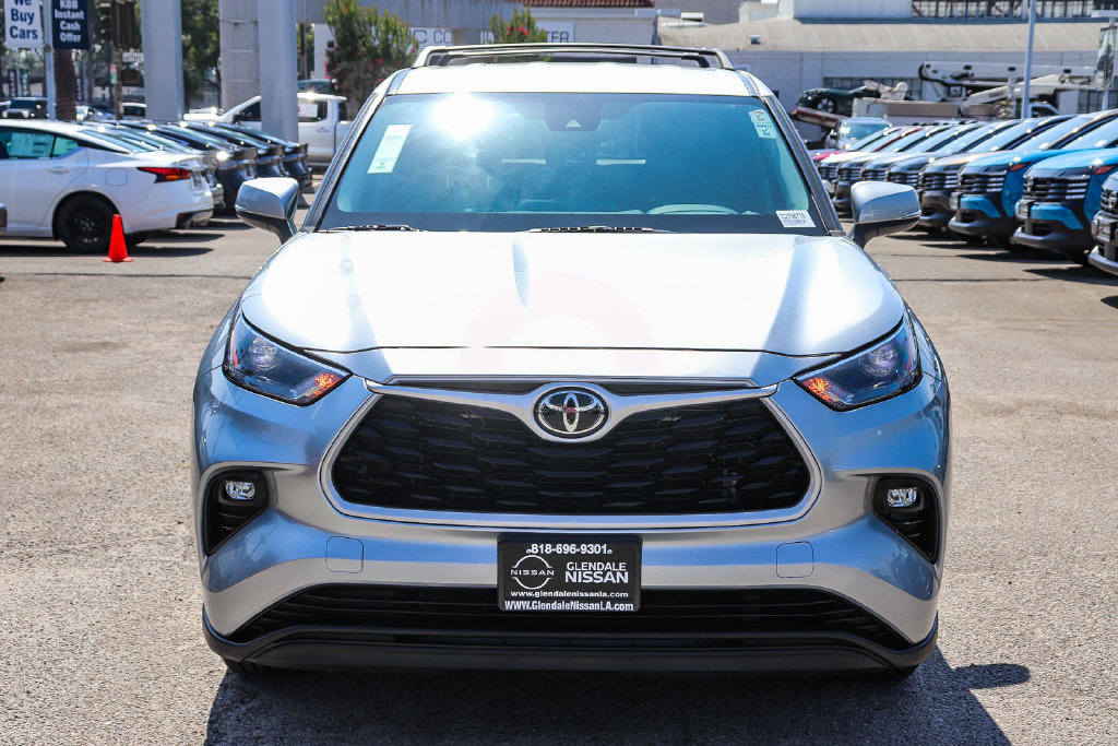 Used 2022 Toyota Highlander LE FWD image 2