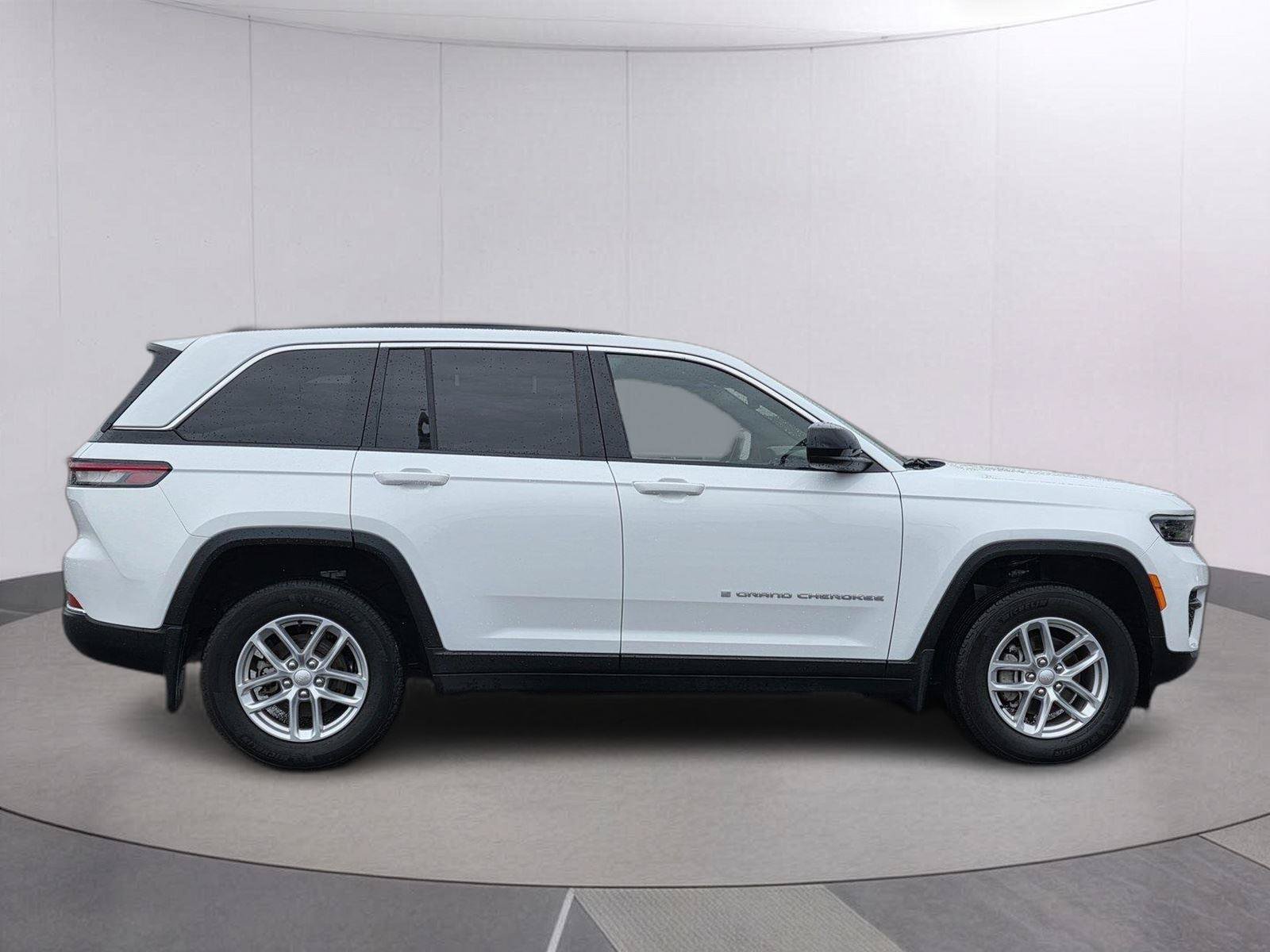 Certified 2025 Jeep Grand Cherokee Laredo X w/ Luxury Tech Group I AWD/4WD image 5
