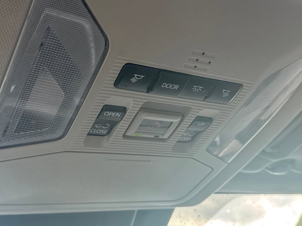 Used 2021 Toyota RAV4 XLE Premium image 28