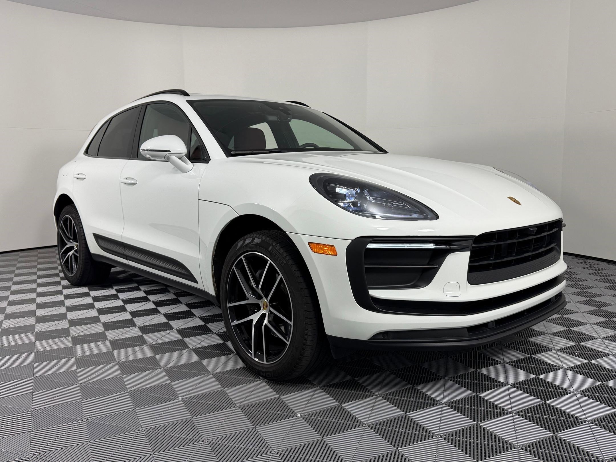 Certified 2022 Porsche Macan image 7