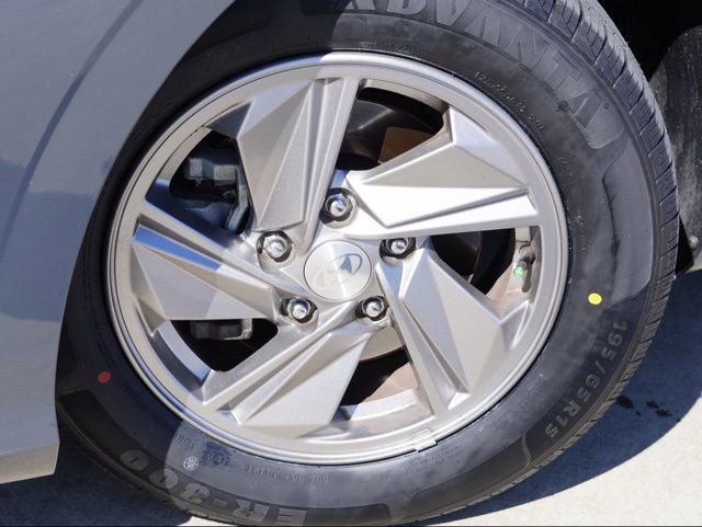 Used 2025 Hyundai Elantra SE image 9