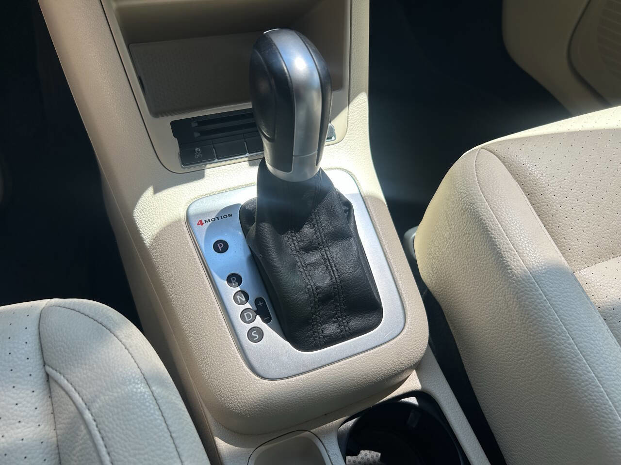 Used 2015 Volkswagen Tiguan SE image 22