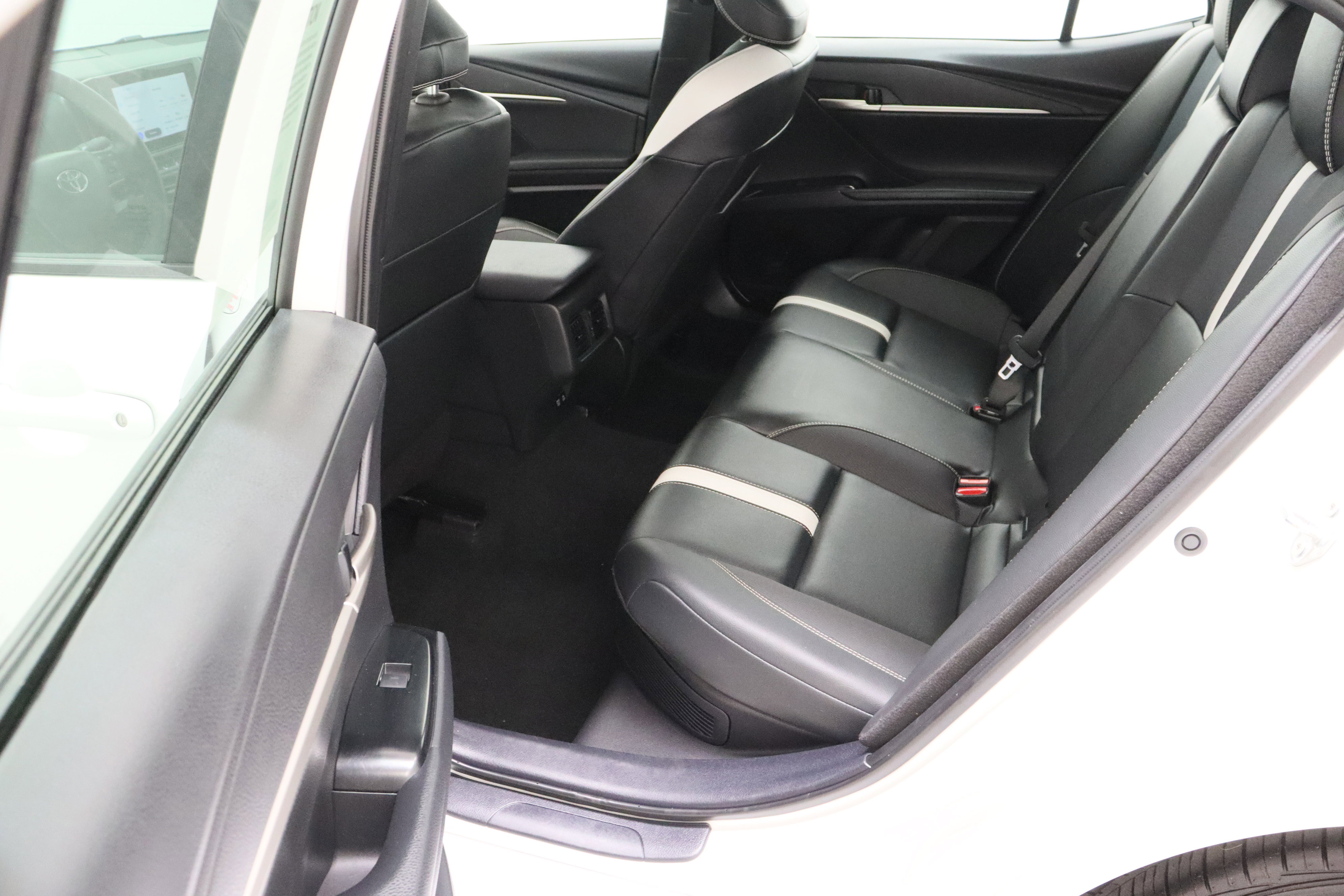 Used 2025 Toyota Camry SE FWD image 27