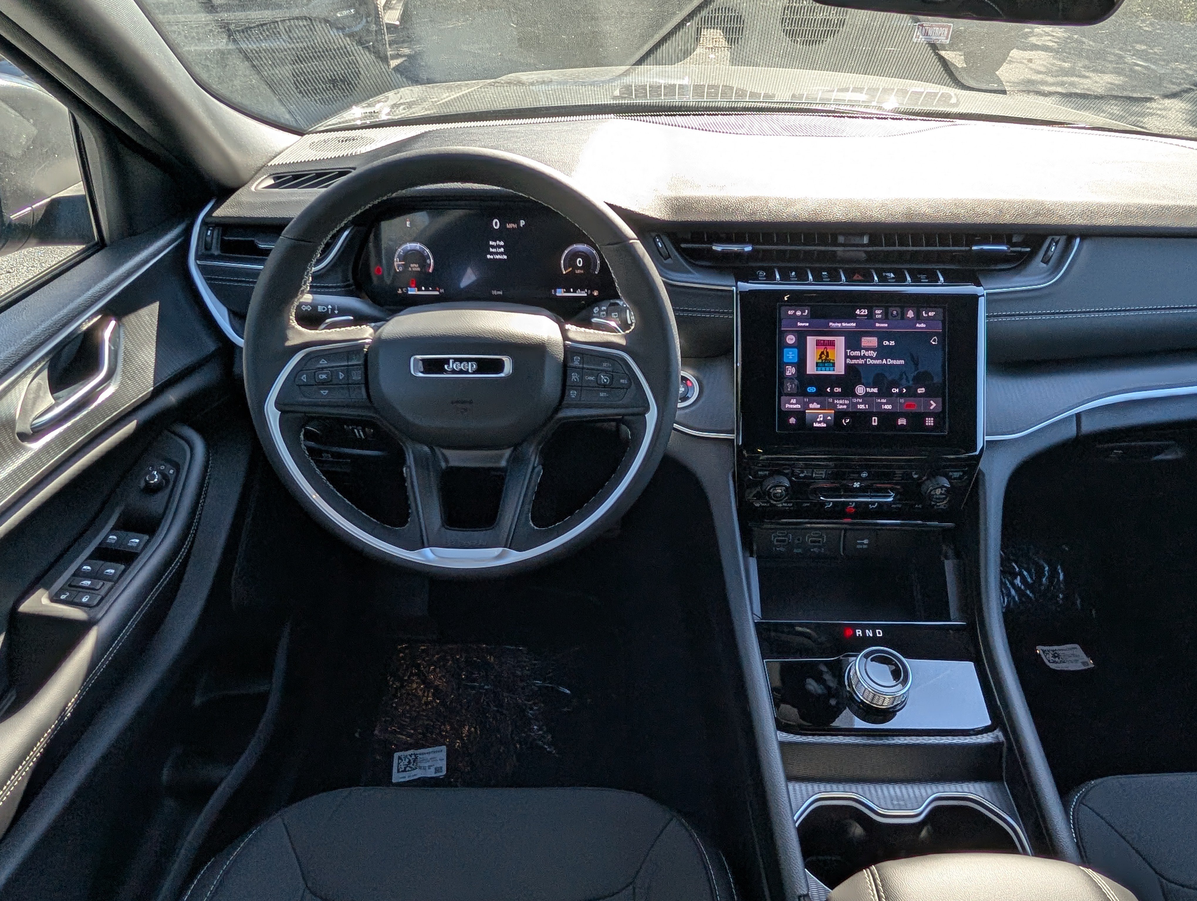New 2025 Jeep Grand Cherokee Laredo X w/ Luxury Tech Group I AWD/4WD image 16