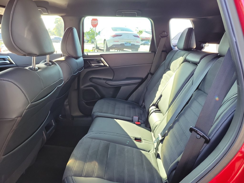 Used 2023 Mitsubishi Outlander SE Black Edition FWD image 14