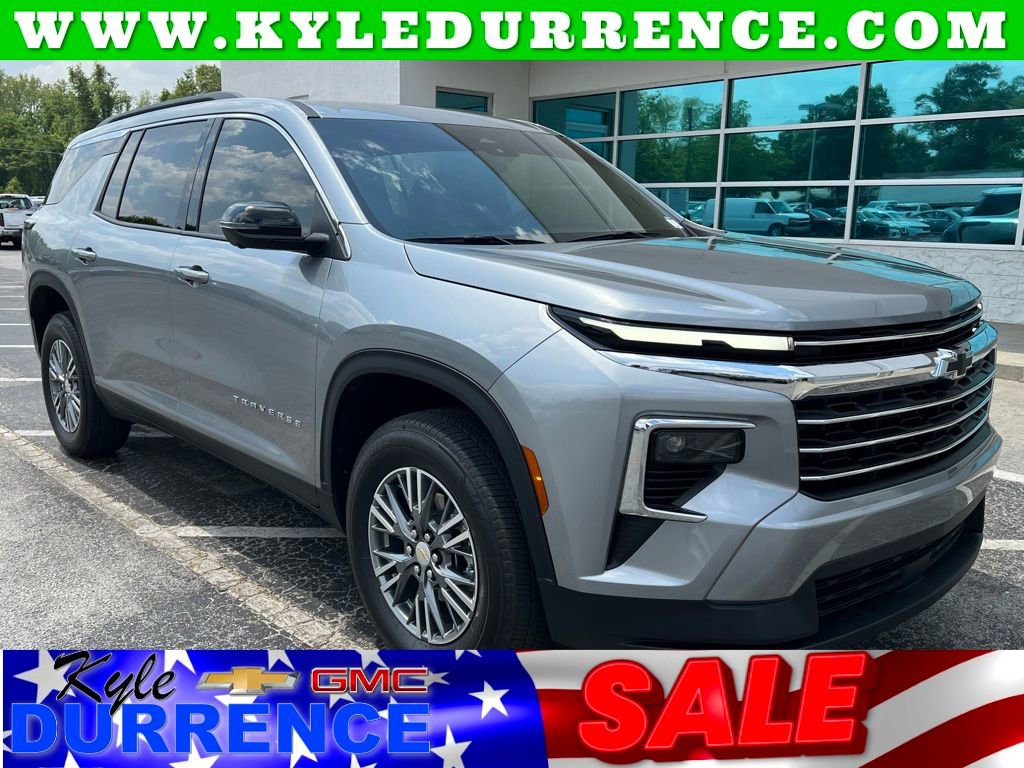 Used 2025 Chevrolet Traverse LT w/ Driver Confidence Package FWD image 1