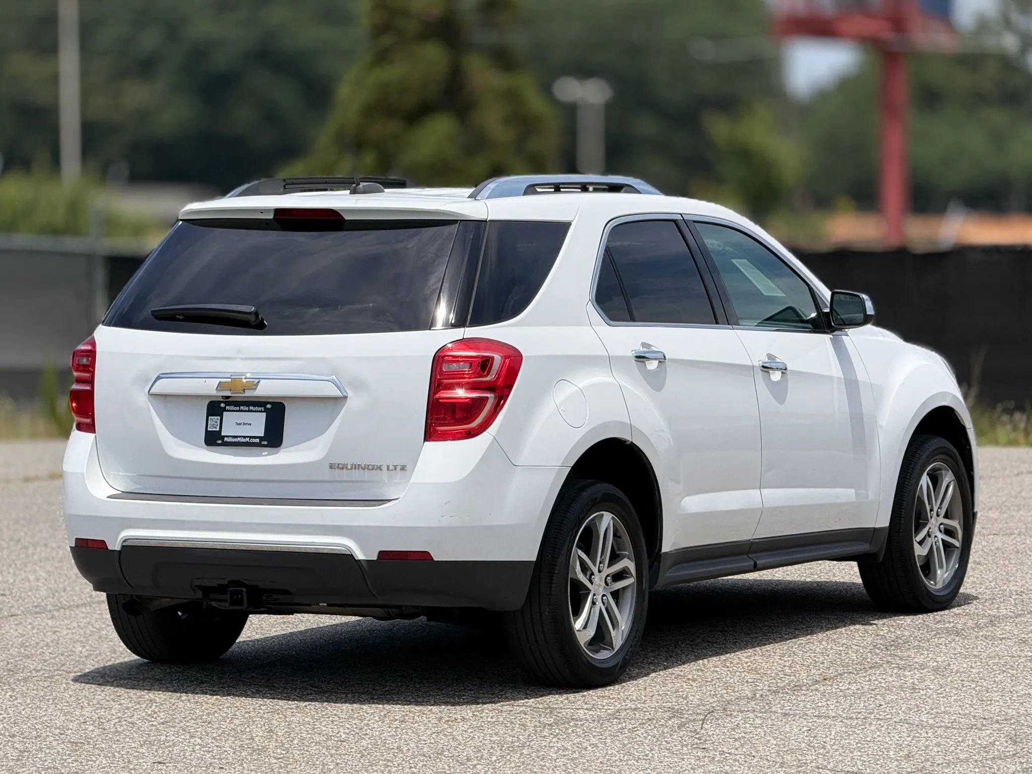 Used 2016 Chevrolet Equinox LTZ w/ Enhanced Convenience Package FWD image 9
