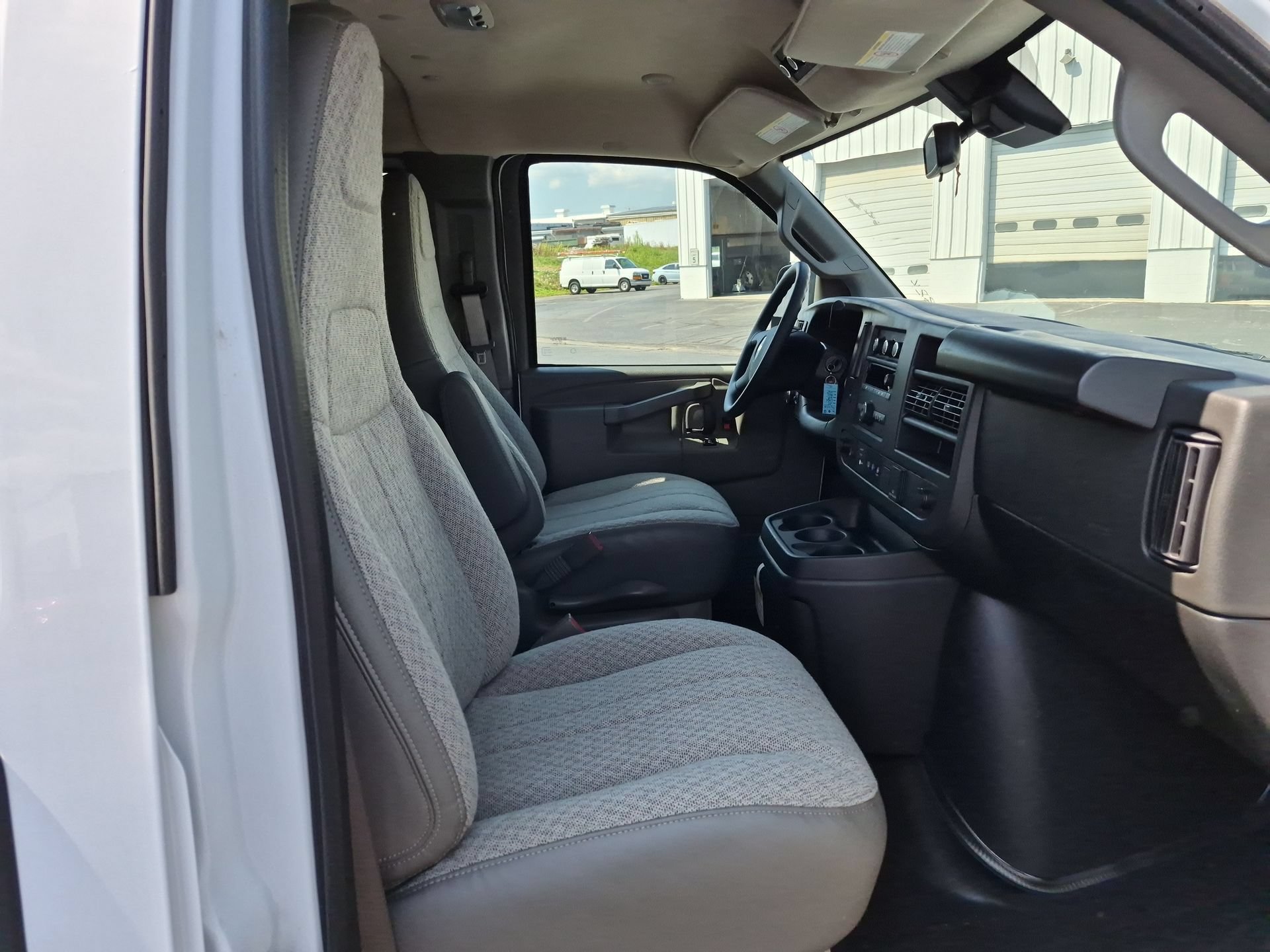 Used 2024 Chevrolet Express 3500 Extended RWD image 25
