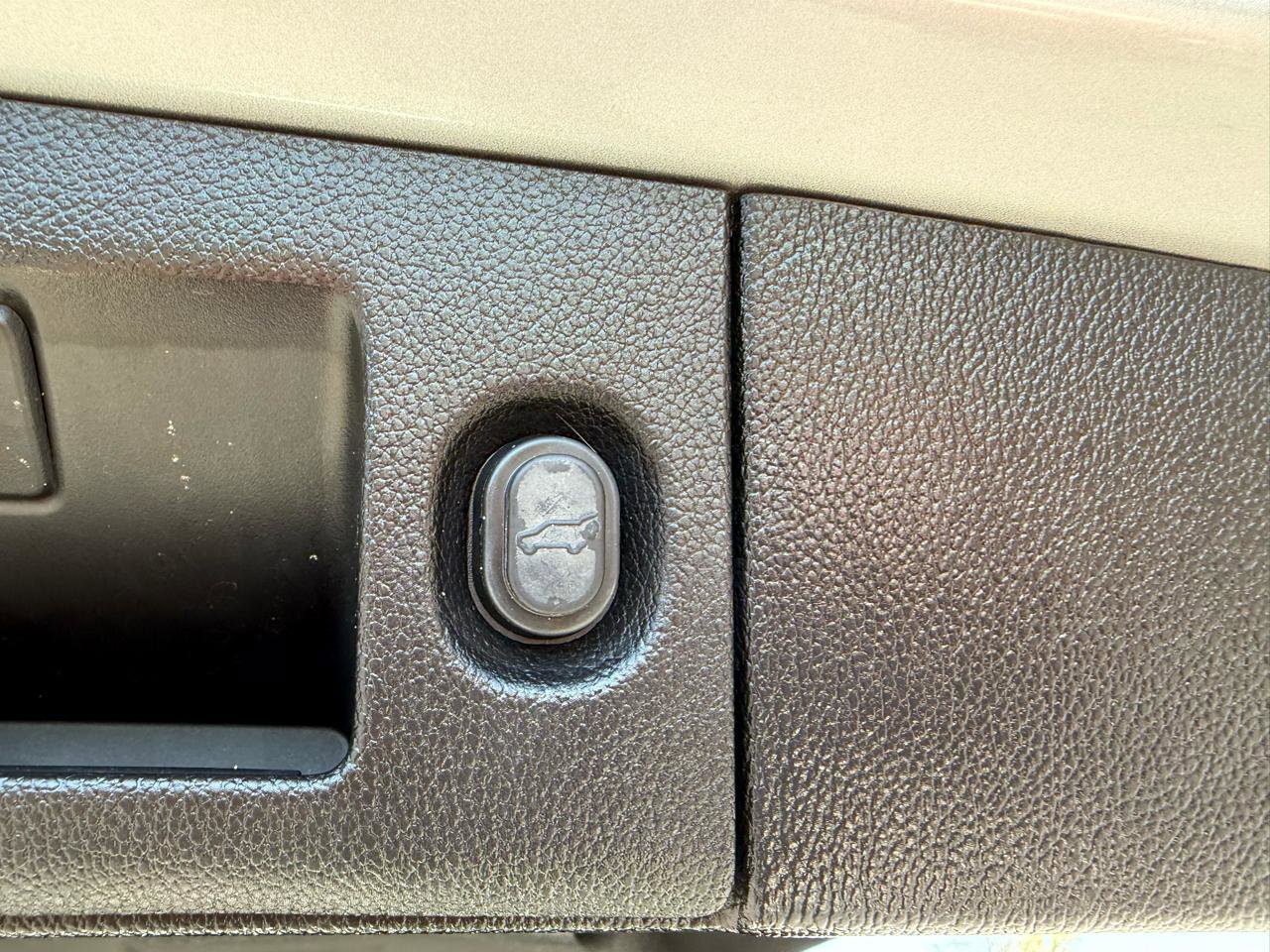 Used 2018 GMC Yukon SLT w/ Premium Edition image 16