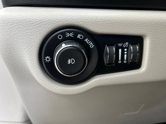 Used 2018 Chrysler Pacifica Touring-L w/ Premium Audio Group FWD image 17