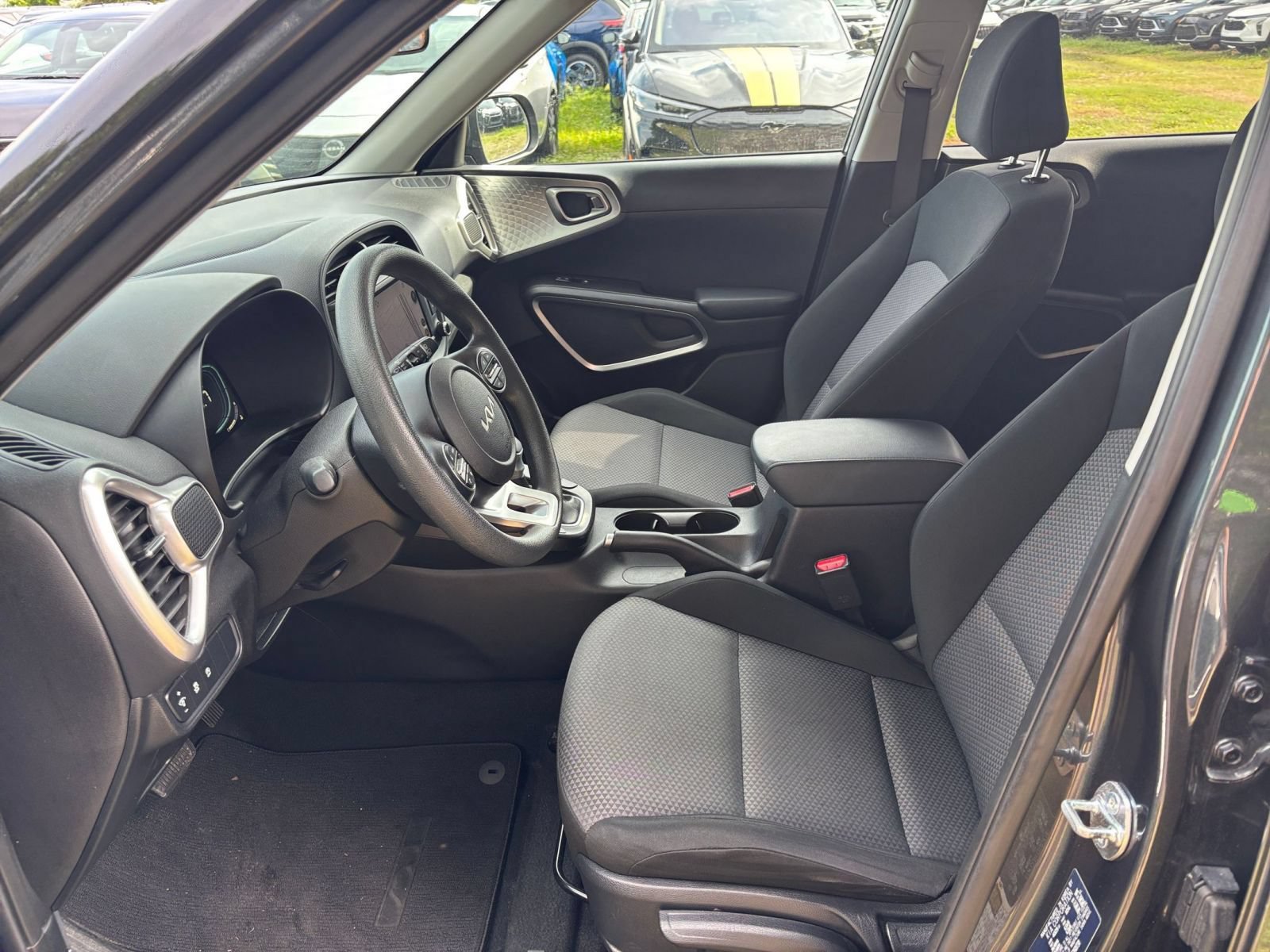 Used 2025 Kia Soul LX w/ LX Technology Package FWD image 24
