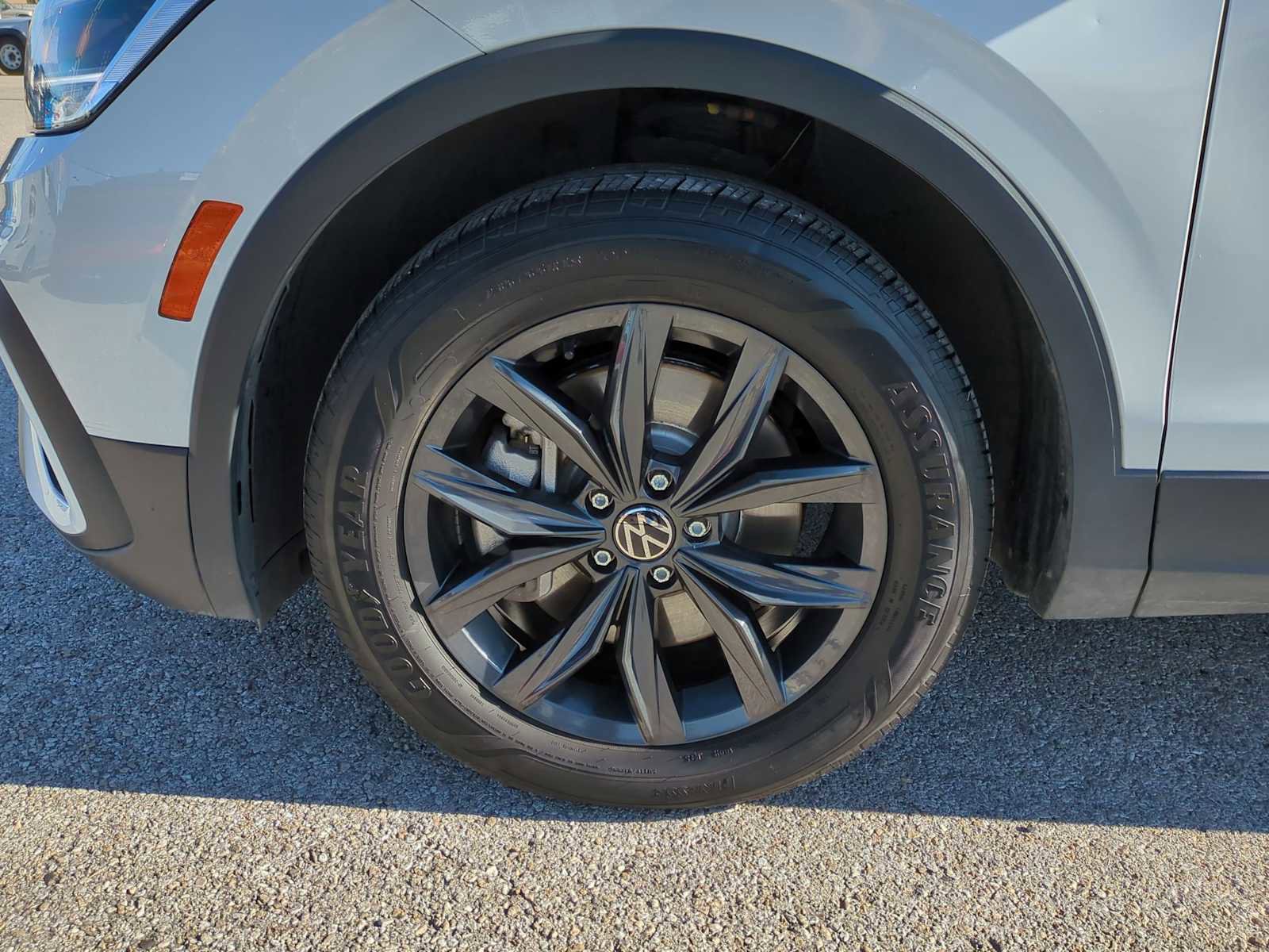 Used 2024 Volkswagen Tiguan SE image 32