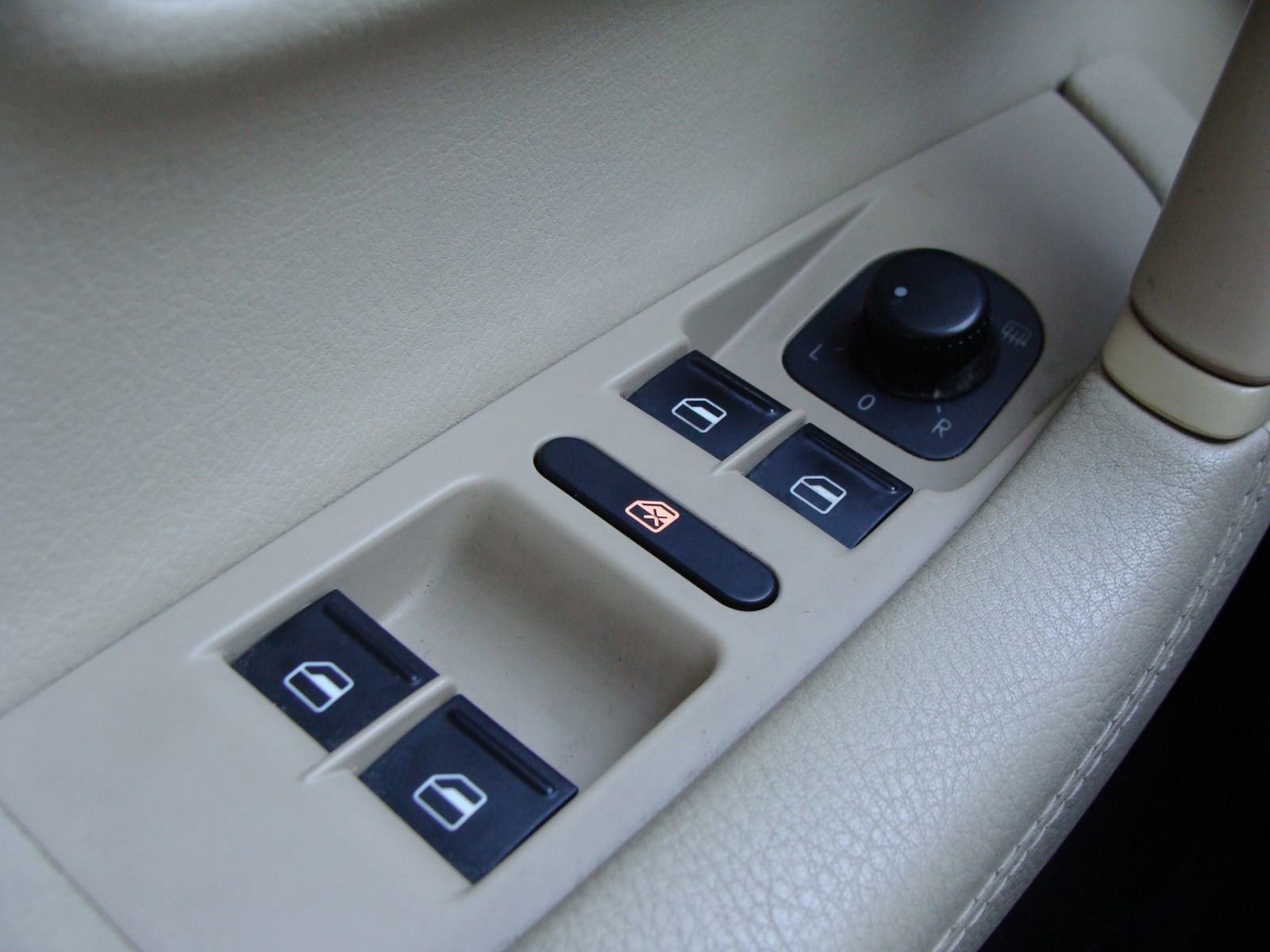 Used 2014 Volkswagen CC R-Line image 25