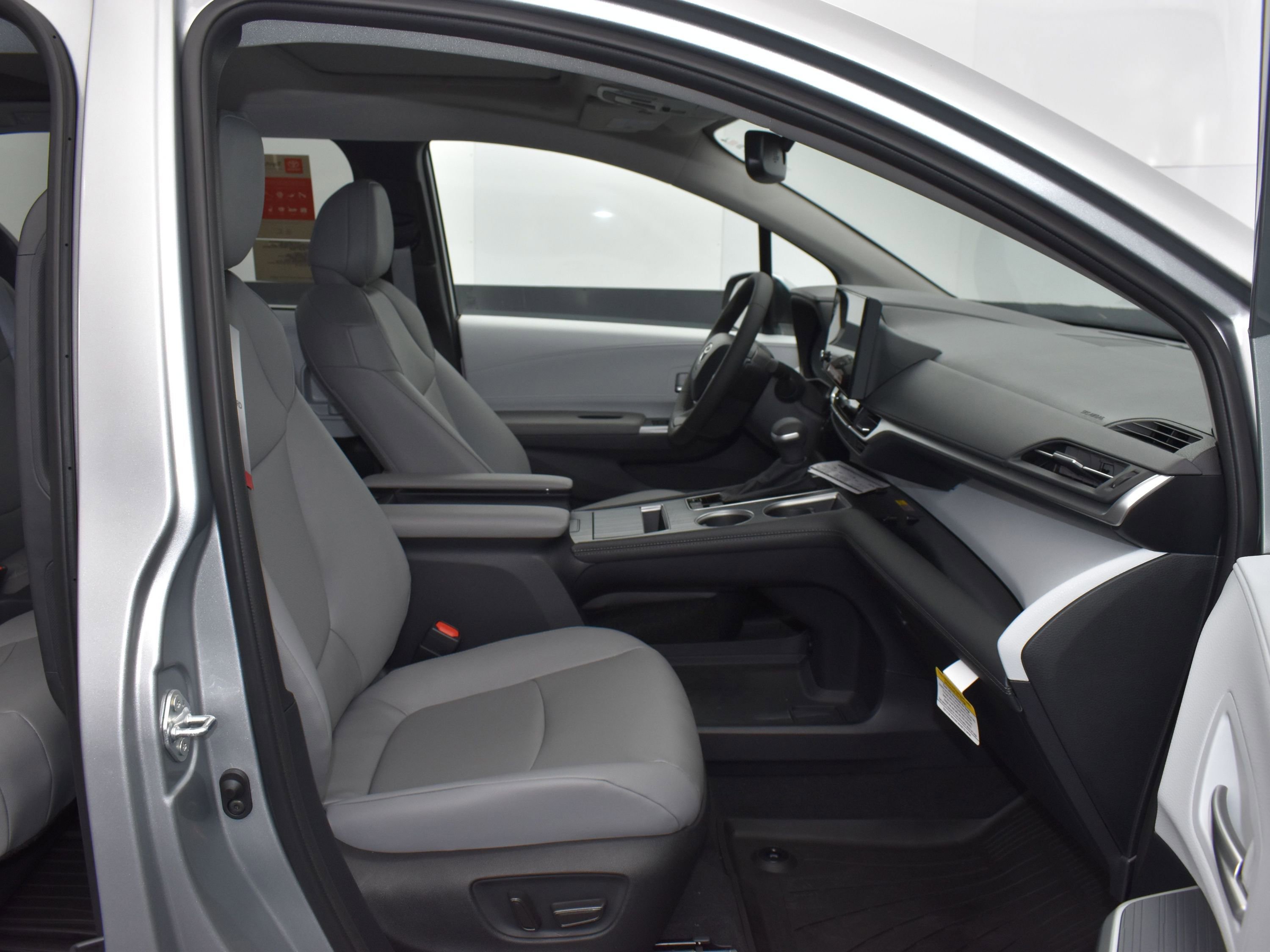 Used 2025 Toyota Sienna XLE FWD image 11