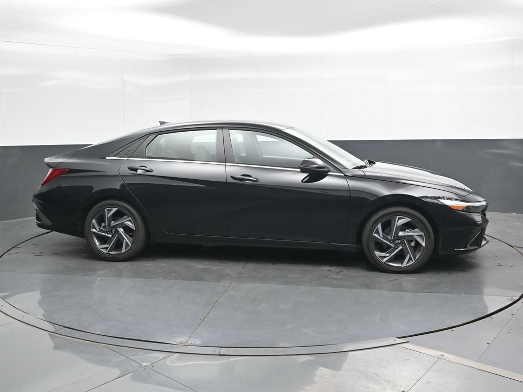 Certified 2026 Hyundai Elantra Limited w/ Cargo Package FWD image 4