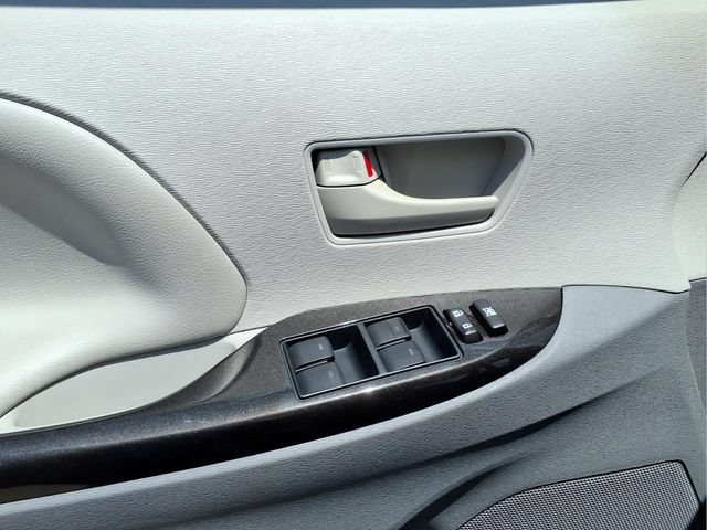Used 2014 Toyota Sienna L FWD image 11