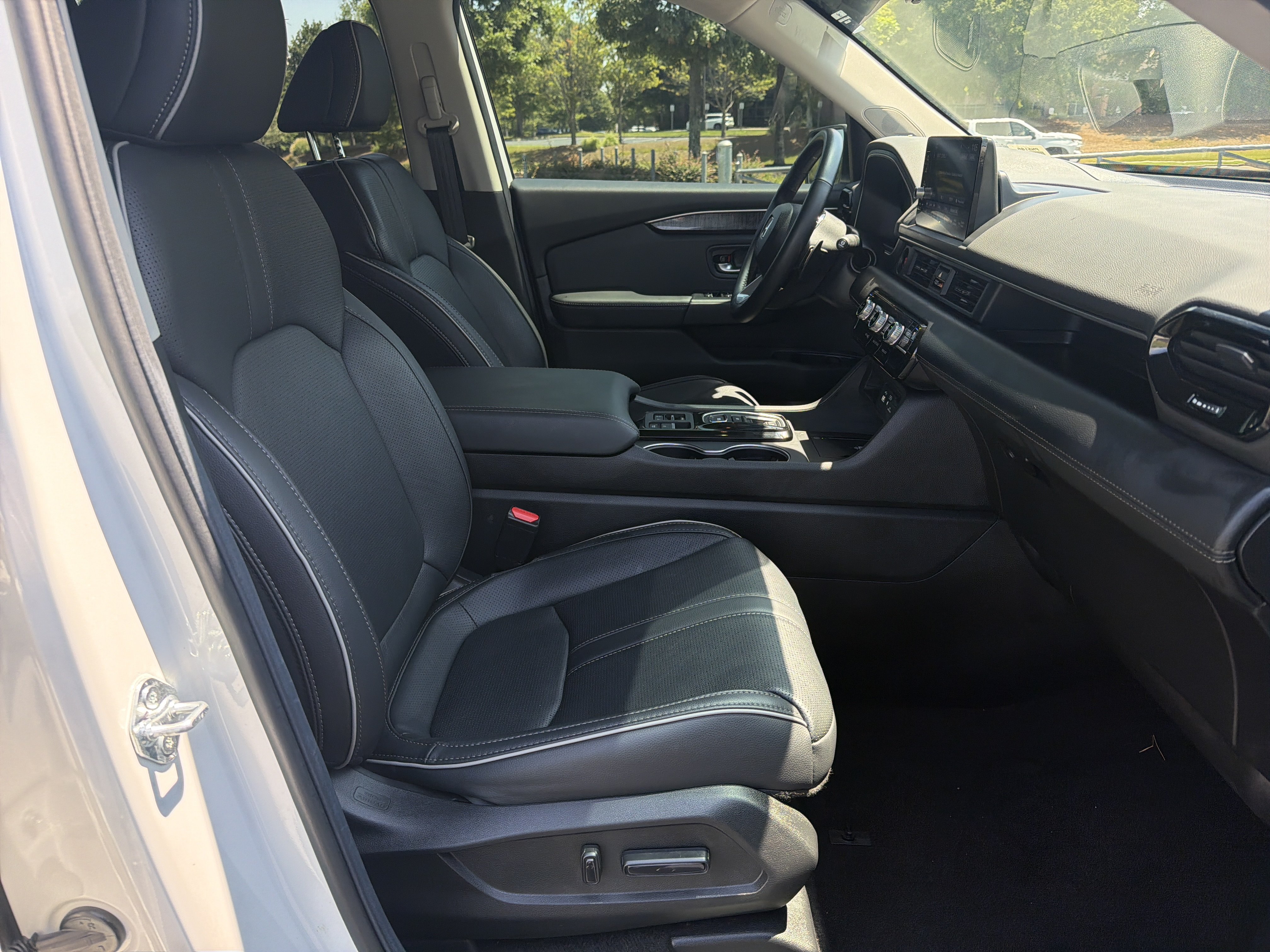 Used 2025 Honda Pilot Elite image 31
